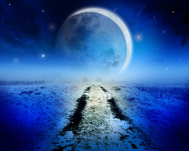 Éjszakai tájkép a horizonton, a mágikus hatalmas Hold és a csillagos ég felé vezető úton. - Fotó, kép