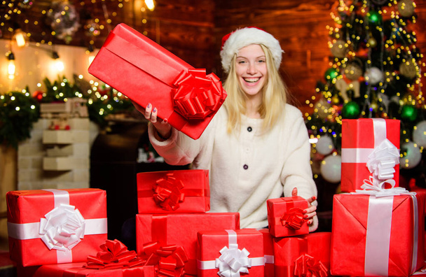Happy moments. Happiness and joy. Festive mood. New year coming. Merry christmas and happy new year. Sale and discount. Buy gifts. Gifts for girl. December sale. Adorable woman and gifts. Boxing day - Foto, imagen