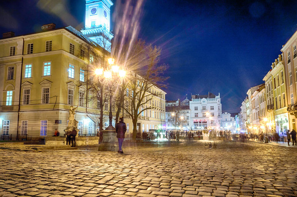 Noche Lviv arquitectura de la ciudad vieja en la Navidad
 - Foto, imagen