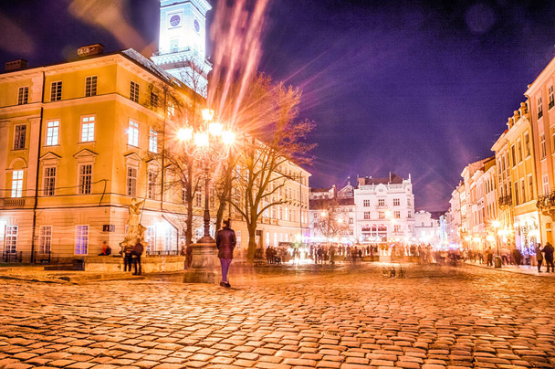 Night Lviv vanhan kaupungin arkkitehtuuri jouluna
 - Valokuva, kuva