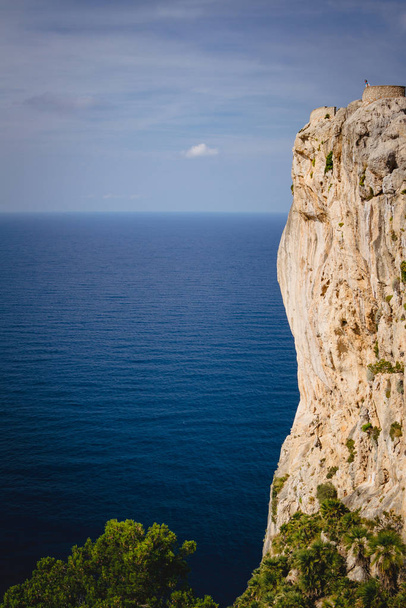 Mirador es Colomer rock in Cap de Formentor-félsziget, Mallorca, Spanyolország. - Fotó, kép