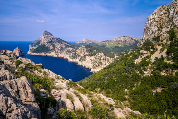 Kesällä Baleaarinen maisema kauniita kiviä ja merta. Mallorca - Cap de Formentor
. - Valokuva, kuva