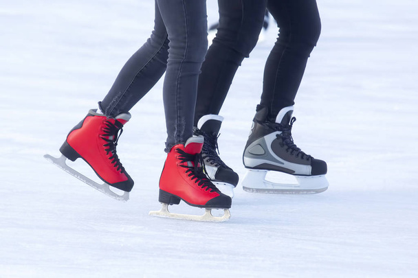 diferentes personas están patinando activamente en una pista de hielo
 - Foto, Imagen