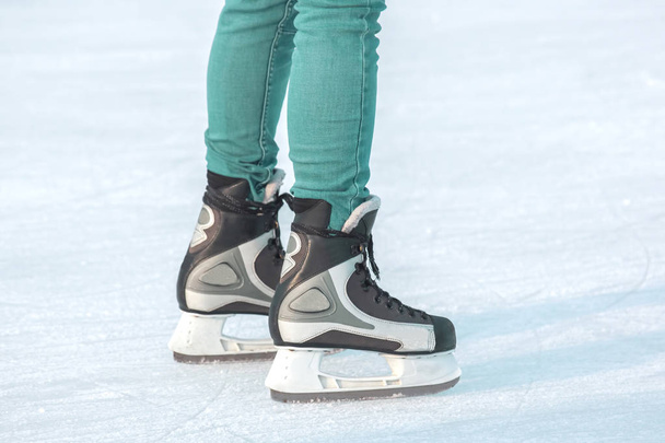 Nogi mężczyzny jeżdżącego na lodowisku. Zainteresowania i sport. Urlop - Zdjęcie, obraz