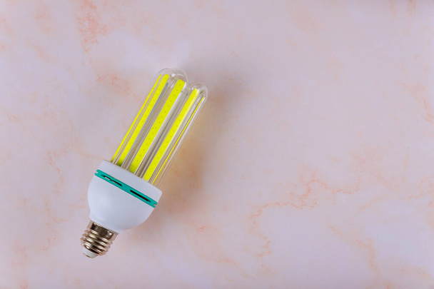 Lampadina LED ad alta potenza su un risparmio energetico
 - Foto, immagini