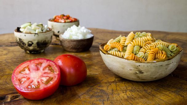 Ingredientes frescos para cocinar: pasta, tomate, pimiento rojo, cebolla y berenjena
 - Foto, imagen