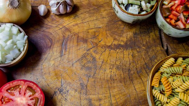Ingredientes frescos para cozinhar: macarrão, tomate, cebola, pimenta vermelha, berinjela e alho
 - Foto, Imagem
