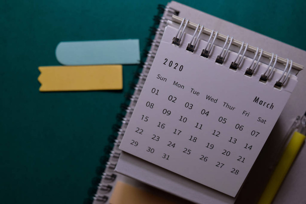 weißer Kalender März 2020 auf Büroschreibtisch Hintergrund - Foto, Bild