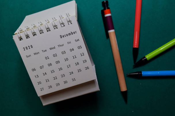 Biały Kalendarz Grudzień 2020 na biurku tle - Zdjęcie, obraz