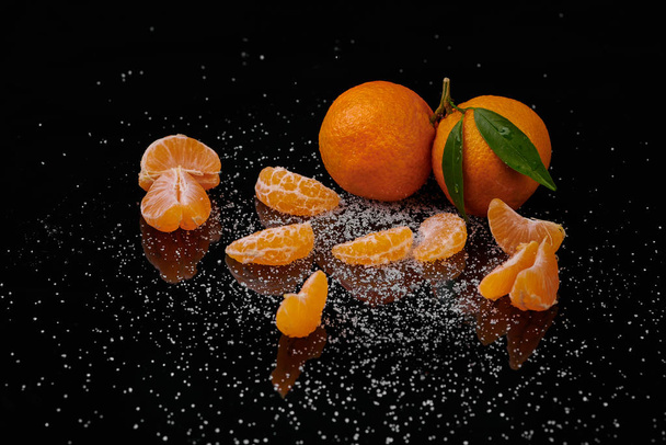 Tangerines mandarines with water drops on black background. New  - Foto, Imagen