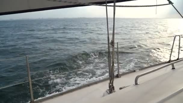 Ιστιοπλοϊκό γιοτ στα κύματα στη θάλασσα - Πλάνα, βίντεο