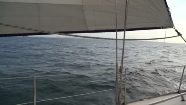 Ιστιοπλοϊκό γιοτ στα κύματα στη θάλασσα - Πλάνα, βίντεο