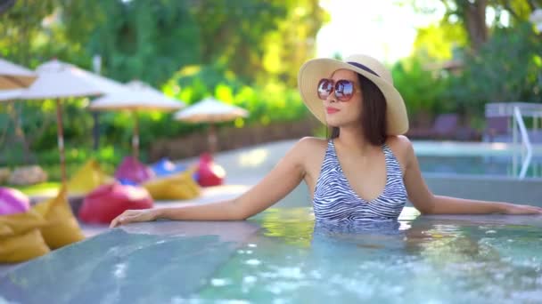 beautiful young asian woman relaxing in swimming pool  - Záběry, video