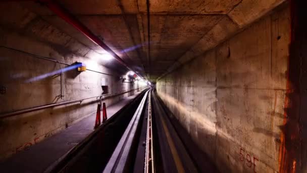 Metrô através de um túnel
 - Filmagem, Vídeo
