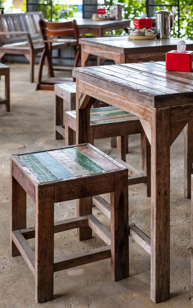 Деревянные стулья и стол в ресторане
. - Фото, изображение