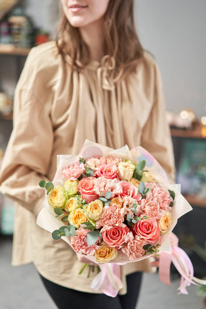 Європейський квітковий магазин. Прекрасний букет змішаних квітів у руках жінок. Робота квіткаря у квіткарні. Свіжа зрізана квітка.. - Фото, зображення