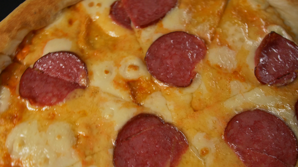 Close up widok smaczne pizza - Materiał filmowy, wideo