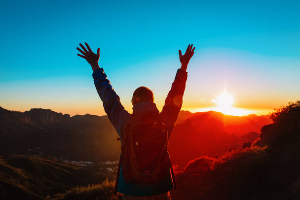 счастливый турист наслаждаться походами в горах заката
 - Фото, изображение