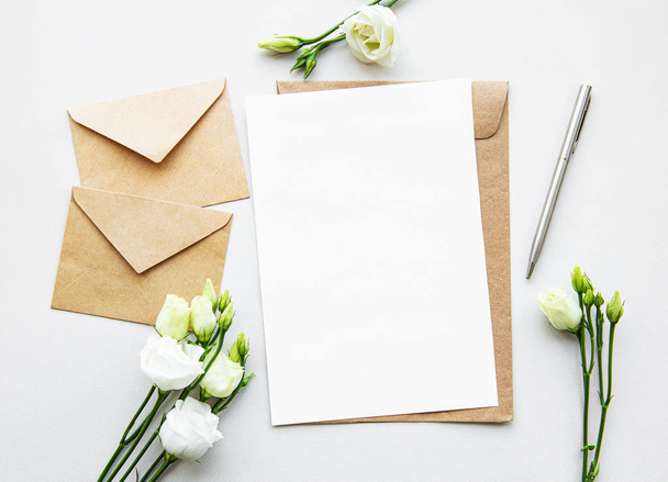 White eustoma flowers and envelopes - Foto, afbeelding