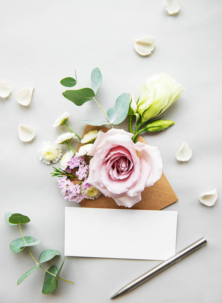 Zarf çeşitli çiçeklerle dolu - Fotoğraf, Görsel
