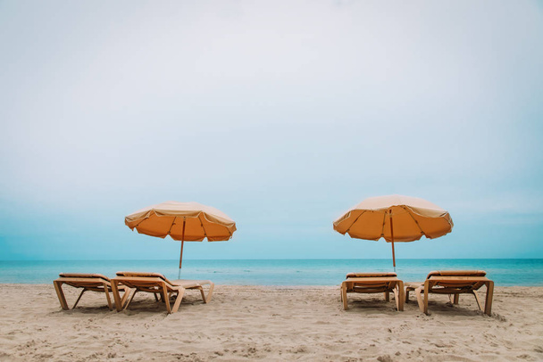 Cadeiras de praia em férias tropicais, viajar para o conceito de mar
 - Foto, Imagem