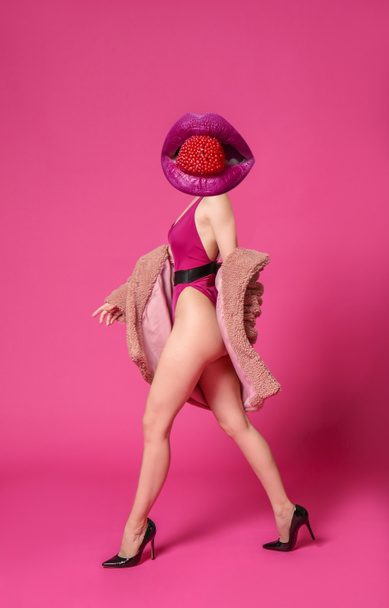 Renkli arka planda şeker ile kadın ve seksi kadın dudakları ile Komik kolaj - Fotoğraf, Görsel