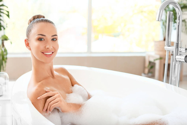 Beautiful young woman relaxing in bathtub - Foto, Imagem