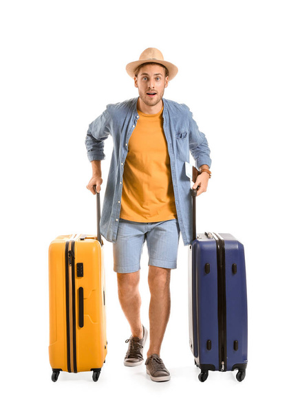 Νεαρός τουρίστας με αποσκευές που απομονώνονται σε λευκό - Φωτογραφία, εικόνα