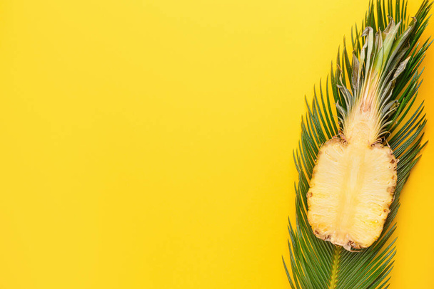Fresh ripe pineapple on color background - Fotografie, Obrázek