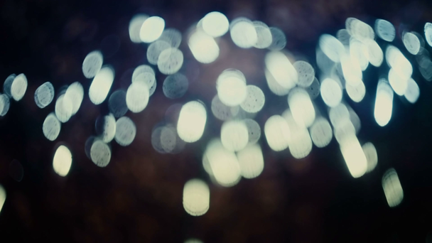 kleurrijke wazig bokeh lichten achtergrond in koude tinten abstracte schitteringen  - Video