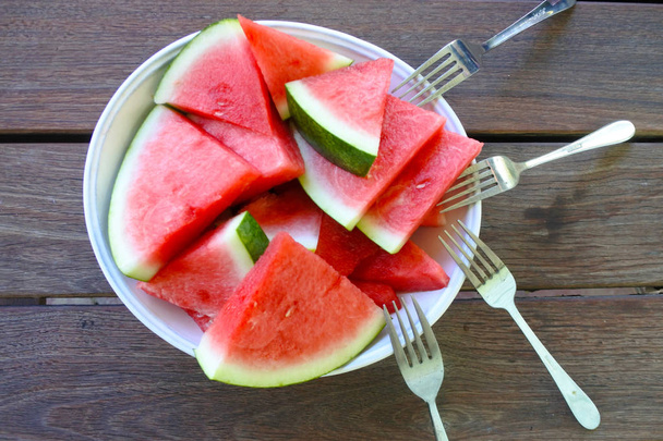 Fatias de melancia fresca servidas em um prato branco
 - Foto, Imagem