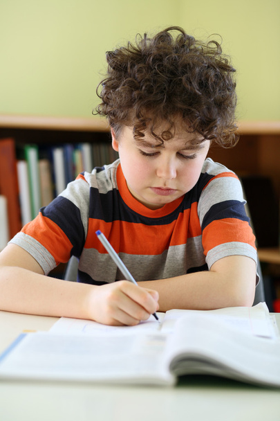 Хлопчик робить домашнє завдання
 - Фото, зображення