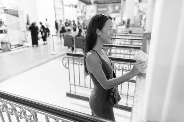Молодая красивая туристка, исследующая город Бангкок
 - Фото, изображение