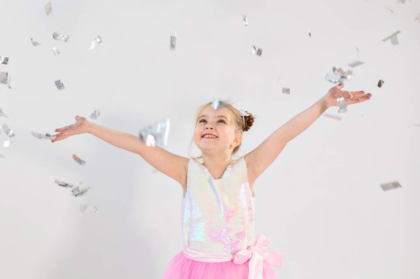 Fête, vacances, anniversaire, nouvelle année et concept de célébration - Mignon enfant lancer confettis
. - Photo, image