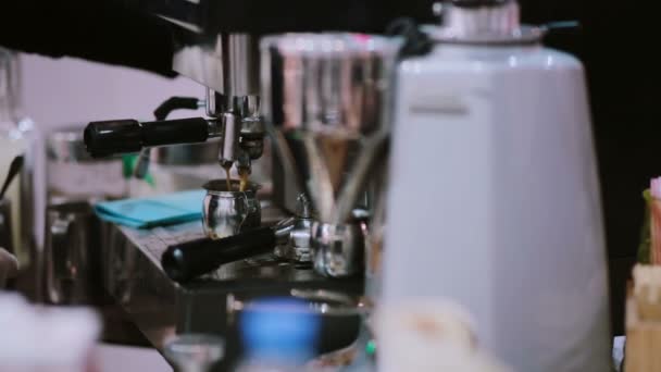 Beyaz eldivenli barista kahve makinesiyle fincana taze espresso yapar. - Video, Çekim