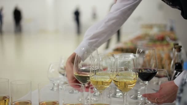 Dívka číšník slouží hostům sklenice na víno - Záběry, video