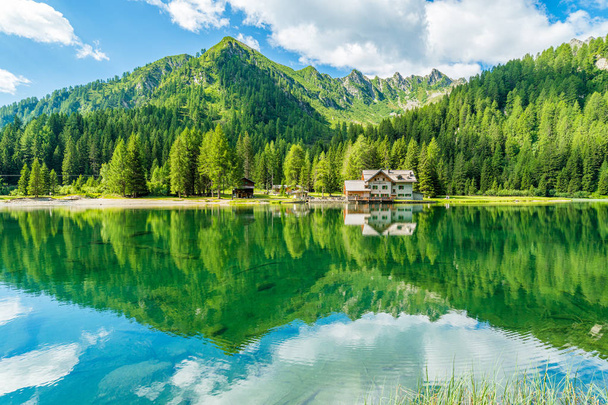 Paisagem idílica no Lago Nambino, perto de Madonna di Campiglio. Província de Trento, Trentino Alto Adige, norte da Itália
. - Foto, Imagem