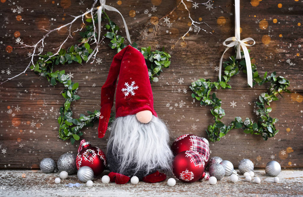 Composição de Natal com gnomo e decorações festivas
 - Foto, Imagem