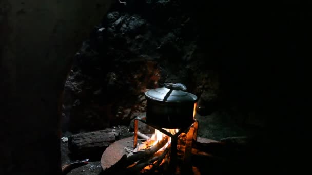 Pożar drewna i garnki do gotowania - Materiał filmowy, wideo