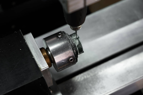  moderne Schmucktechnologie. CNC-Maschine schneidet grünen Wachsring aus. Herstellung von Ringen. Schmuckherstellung.  - Foto, Bild
