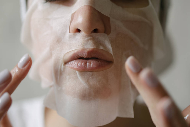 Cleansing and moisturizing female skin with a facial mask. Natural cosmetics with bio components - Foto, immagini