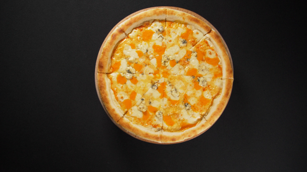 Крупним планом смачна піца
 - Кадри, відео