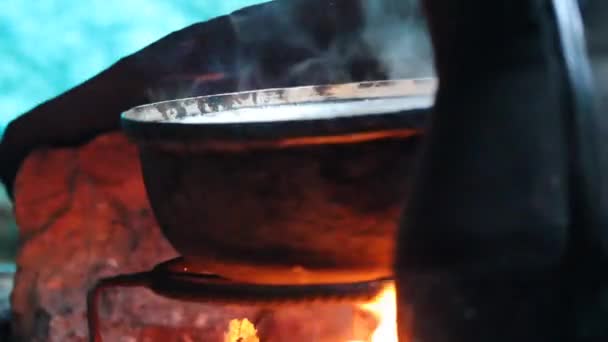 fából készült tűz és forrásban lévő edények - Felvétel, videó