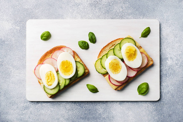Sandwiches with egg cheese, fresh cucumber and radish. concept healthy Breakfast. - Fotografie, Obrázek