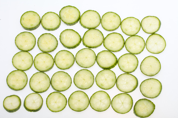 Beyaz arka plan üzerinde izole taze dilimlenmiş salatalık - Fotoğraf, Görsel