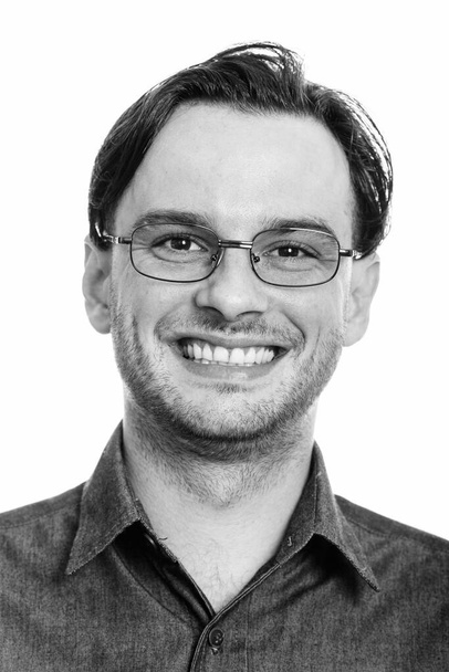 Обличчя офіційного молодого щасливого чоловіка, який посміхається під час носіння окулярів
 - Фото, зображення