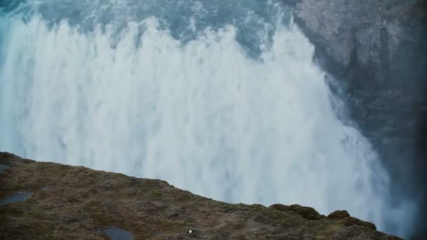 όμορφη θέα από την κορυφή του βουνού στον καταρράκτη Gullfoss στην Ισλανδία νερό πέφτει από τον γκρεμό - Πλάνα, βίντεο