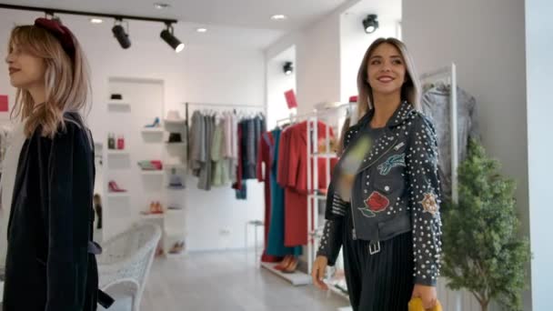 Joyful young customers entering into fashion store. - Footage, Video