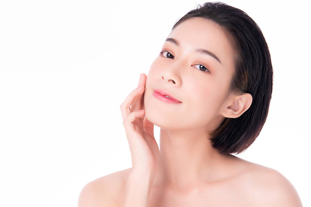 Hermosa mujer asiática joven con piel limpia y fresca. Cuidado facial, Tratamiento facial, sobre fondo blanco, Concepto de belleza y cosmética
 - Foto, Imagen