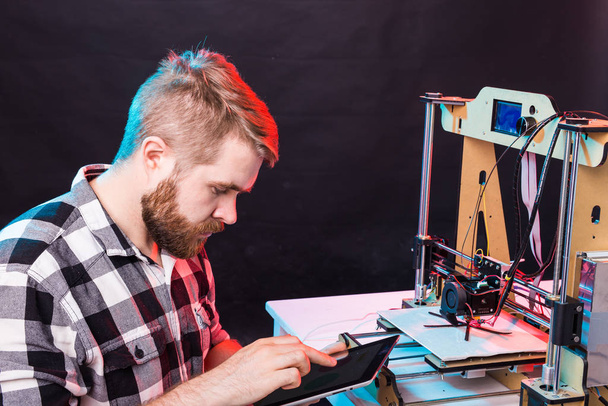 Un étudiant imprime un prototype sur imprimante 3D
 - Photo, image